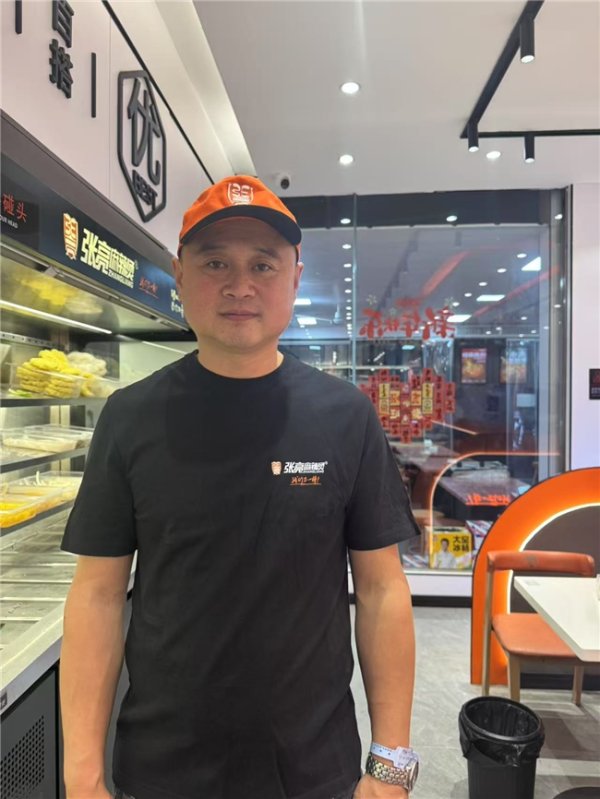 君盈配资 张亮麻辣烫加盟业主于海波：5年开8店，煮沸四川不靠大厨靠体系